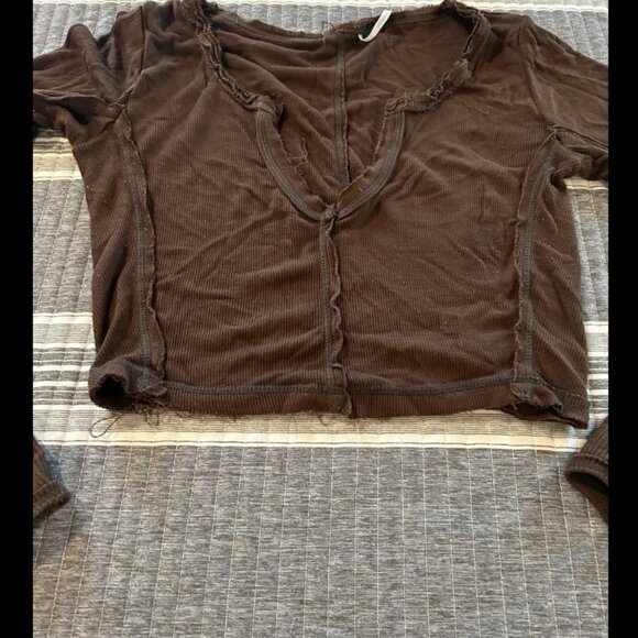 Urban Outfitters Distressed Long Sleeve Women's Crop Top Size XS - Picture 2 of 6